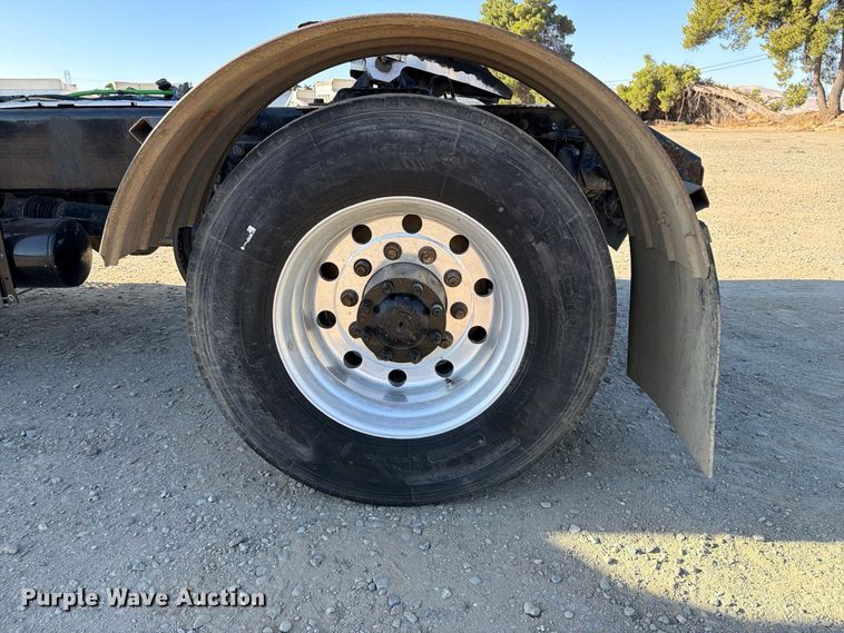 image for item EA0023 2015 Kenworth T680 semi truck