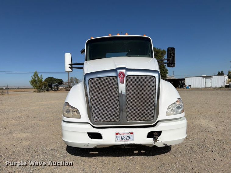 image for item EA0024 2015 Kenworth T680 semi truck