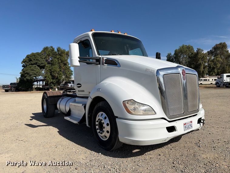 image for item EA0024 2015 Kenworth T680 semi truck
