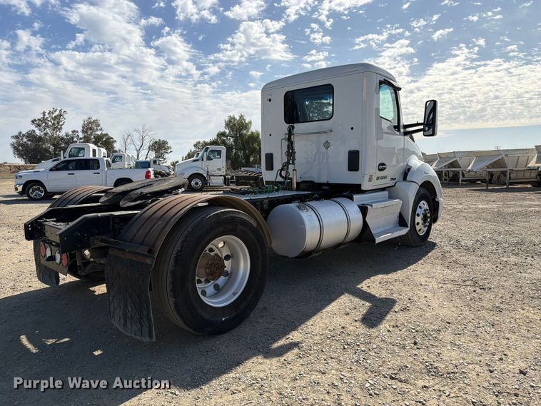 image for item EA0024 2015 Kenworth T680 semi truck
