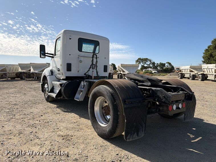 image for item EA0024 2015 Kenworth T680 semi truck