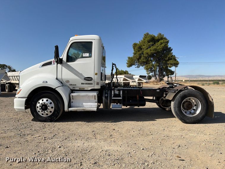 image for item EA0024 2015 Kenworth T680 semi truck