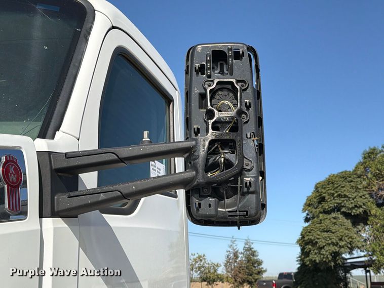 image for item EA0024 2015 Kenworth T680 semi truck