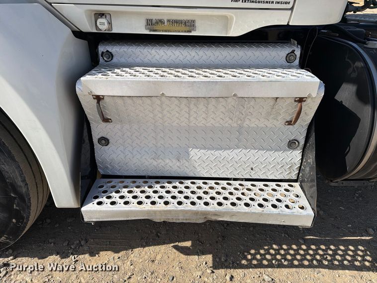 image for item EA0024 2015 Kenworth T680 semi truck