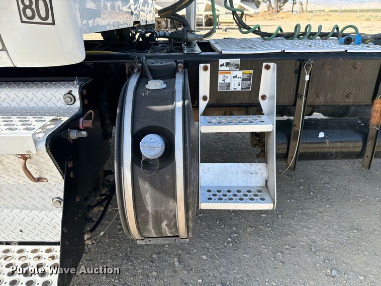 image for item EA0024 2015 Kenworth T680 semi truck