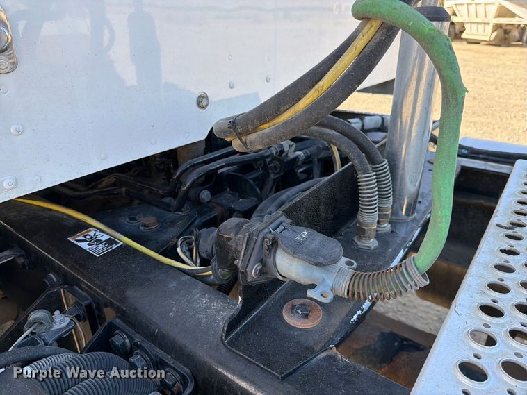 image for item EA0024 2015 Kenworth T680 semi truck