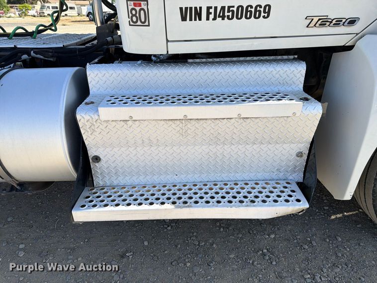 image for item EA0024 2015 Kenworth T680 semi truck
