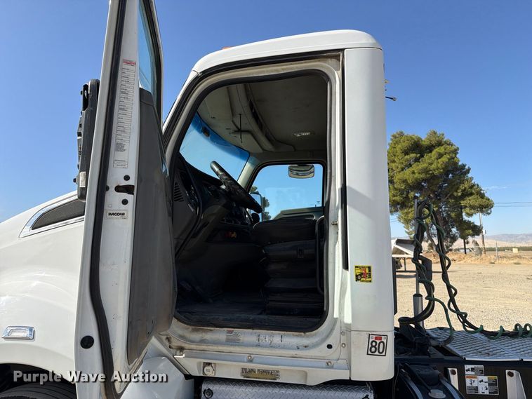 image for item EA0024 2015 Kenworth T680 semi truck