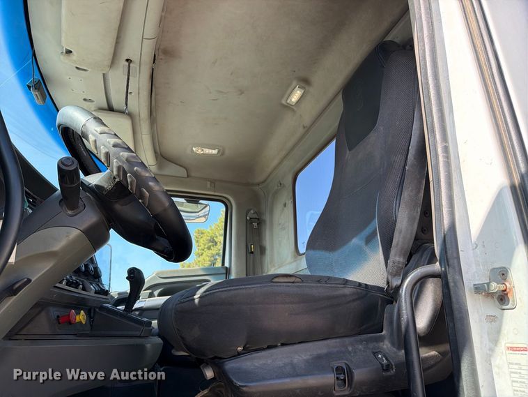 image for item EA0024 2015 Kenworth T680 semi truck