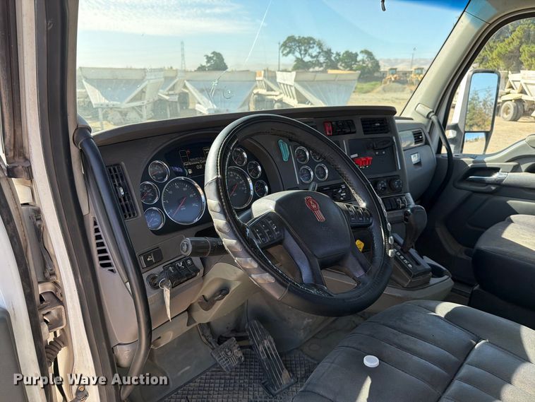 image for item EA0024 2015 Kenworth T680 semi truck