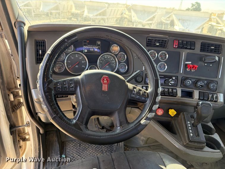 image for item EA0024 2015 Kenworth T680 semi truck