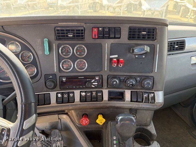 image for item EA0024 2015 Kenworth T680 semi truck