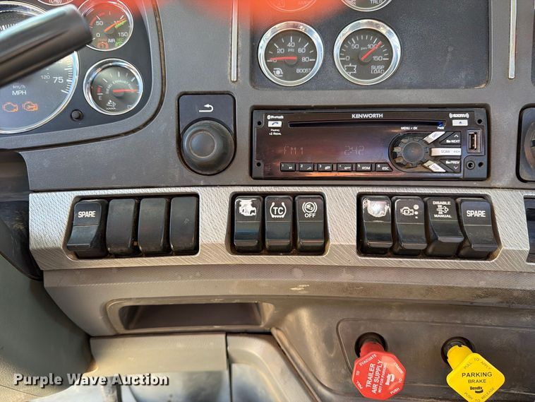 image for item EA0024 2015 Kenworth T680 semi truck