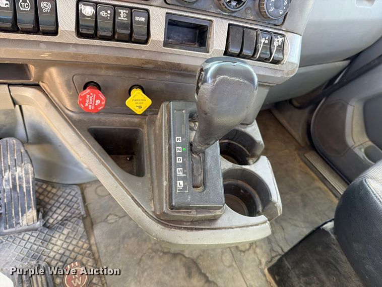 image for item EA0024 2015 Kenworth T680 semi truck