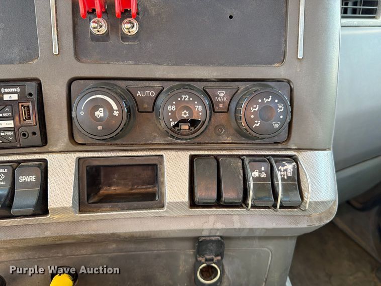 image for item EA0024 2015 Kenworth T680 semi truck