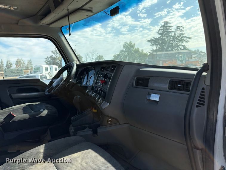 image for item EA0024 2015 Kenworth T680 semi truck
