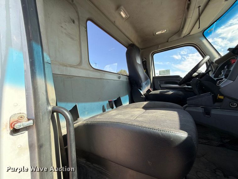 image for item EA0024 2015 Kenworth T680 semi truck