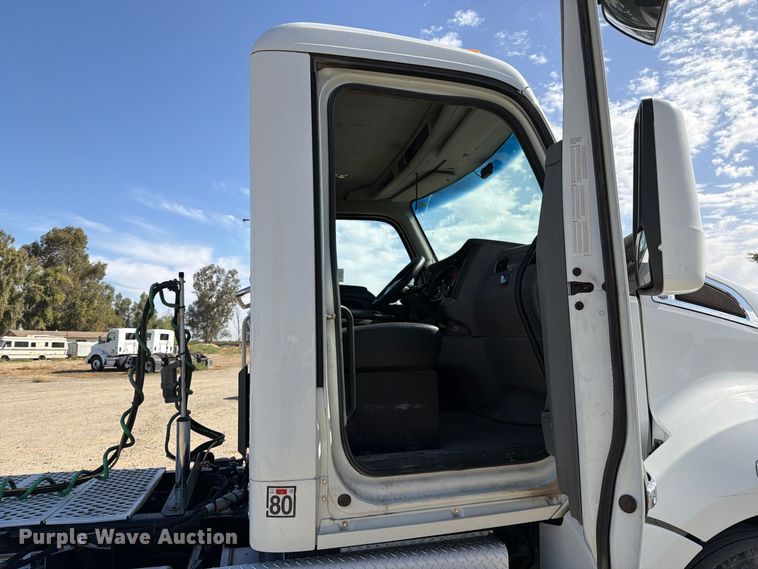 image for item EA0024 2015 Kenworth T680 semi truck