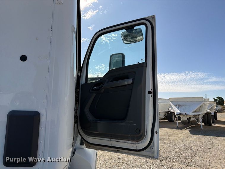 image for item EA0024 2015 Kenworth T680 semi truck