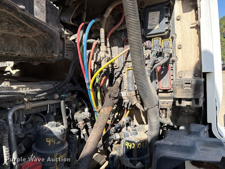 image for item EA0024 2015 Kenworth T680 semi truck