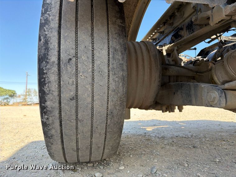 image for item EA0024 2015 Kenworth T680 semi truck