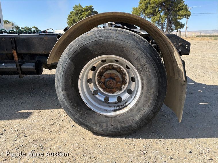 image for item EA0024 2015 Kenworth T680 semi truck