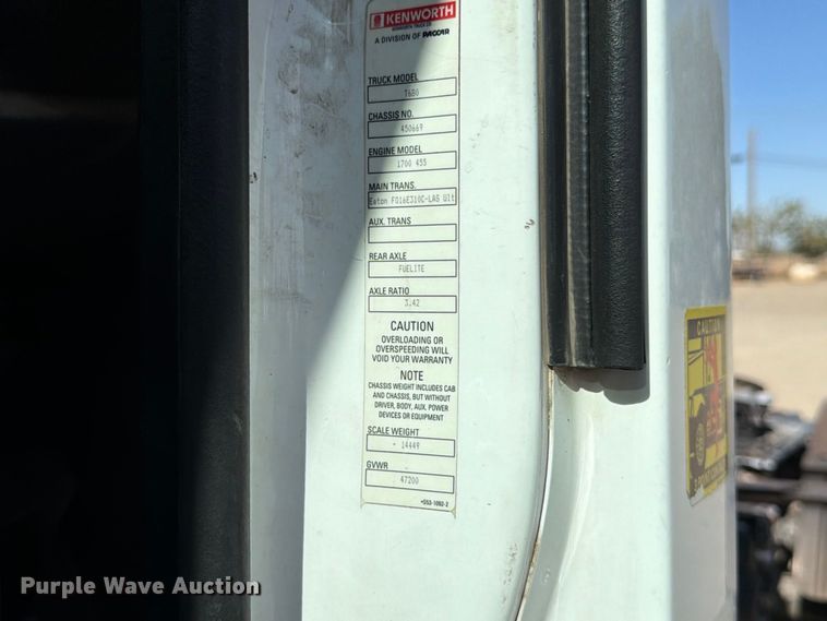 image for item EA0024 2015 Kenworth T680 semi truck