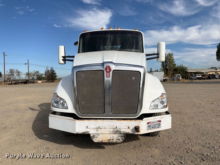 image for item EA0025 2015 Kenworth T680 semi truck