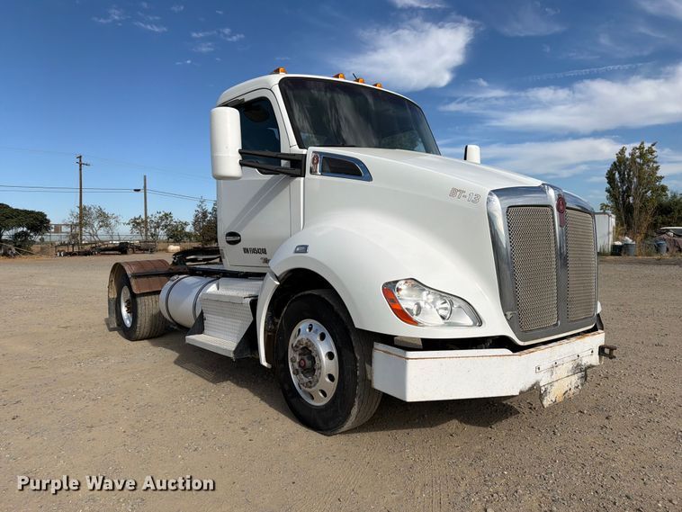 image for item EA0025 2015 Kenworth T680 semi truck