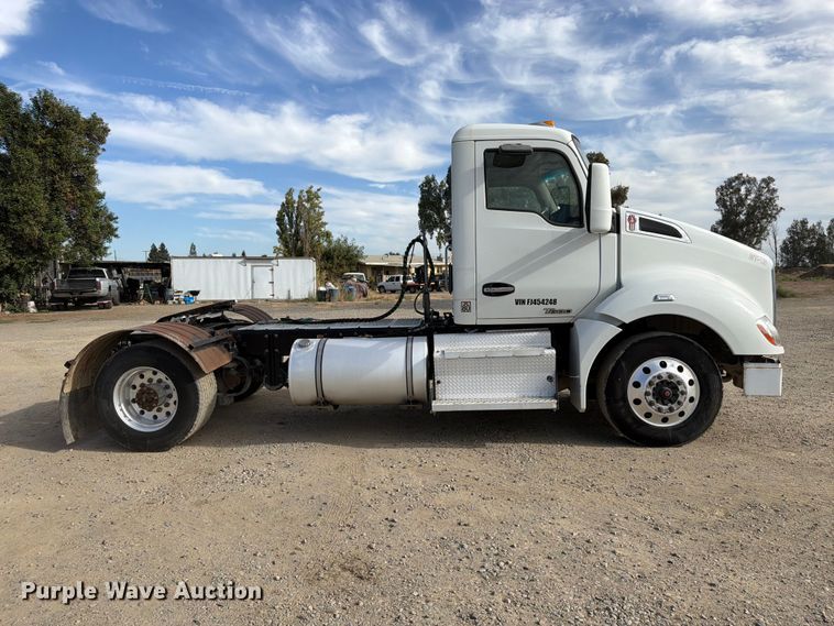 image for item EA0025 2015 Kenworth T680 semi truck