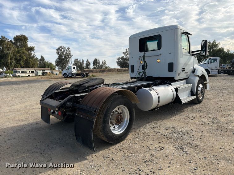 image for item EA0025 2015 Kenworth T680 semi truck