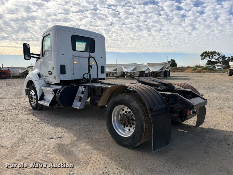image for item EA0025 2015 Kenworth T680 semi truck