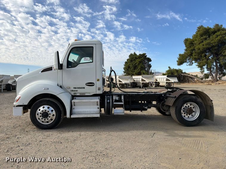 image for item EA0025 2015 Kenworth T680 semi truck