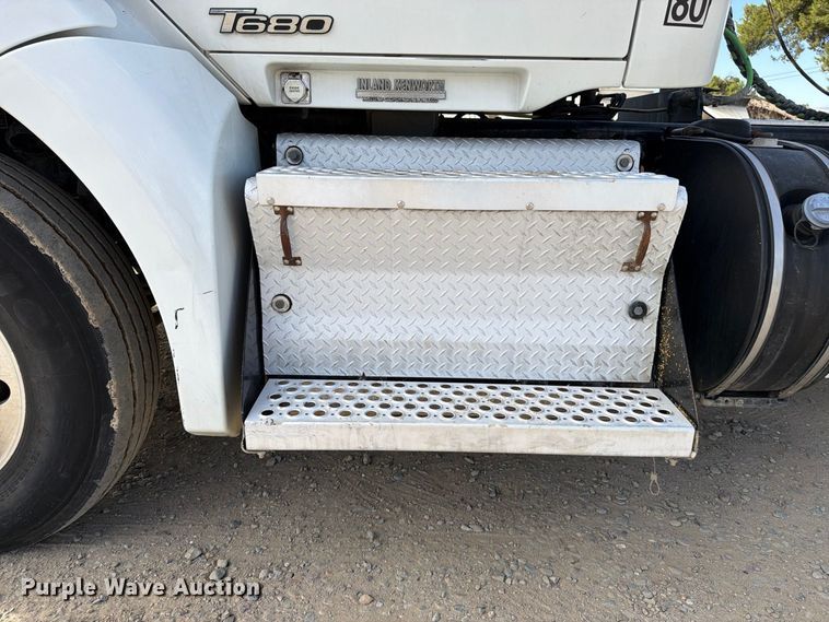 image for item EA0025 2015 Kenworth T680 semi truck
