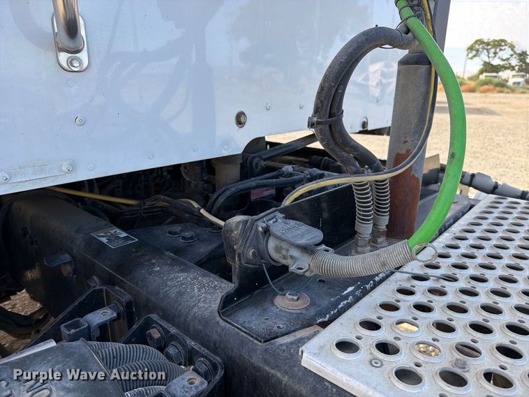 image for item EA0025 2015 Kenworth T680 semi truck