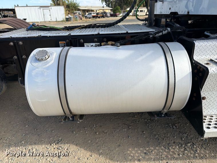 image for item EA0025 2015 Kenworth T680 semi truck