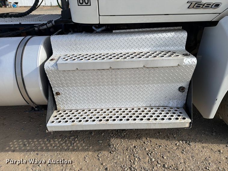 image for item EA0025 2015 Kenworth T680 semi truck