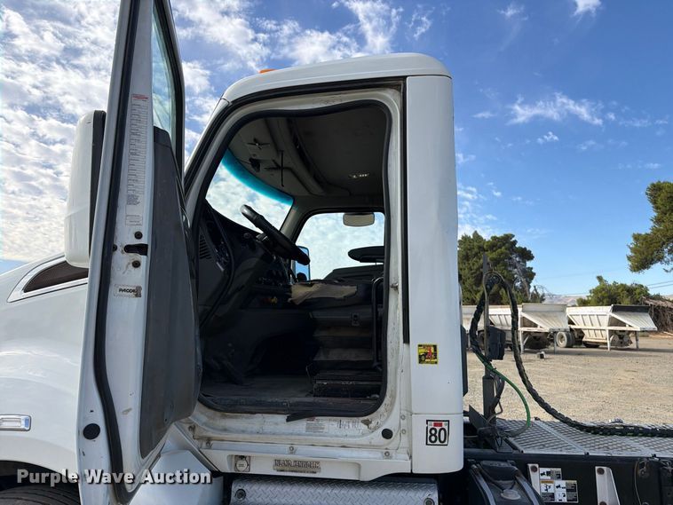 image for item EA0025 2015 Kenworth T680 semi truck