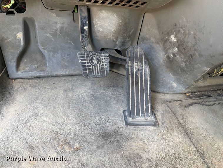 image for item EA0025 2015 Kenworth T680 semi truck