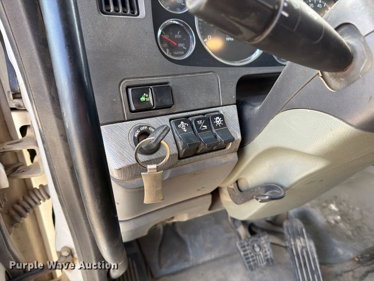 image for item EA0025 2015 Kenworth T680 semi truck