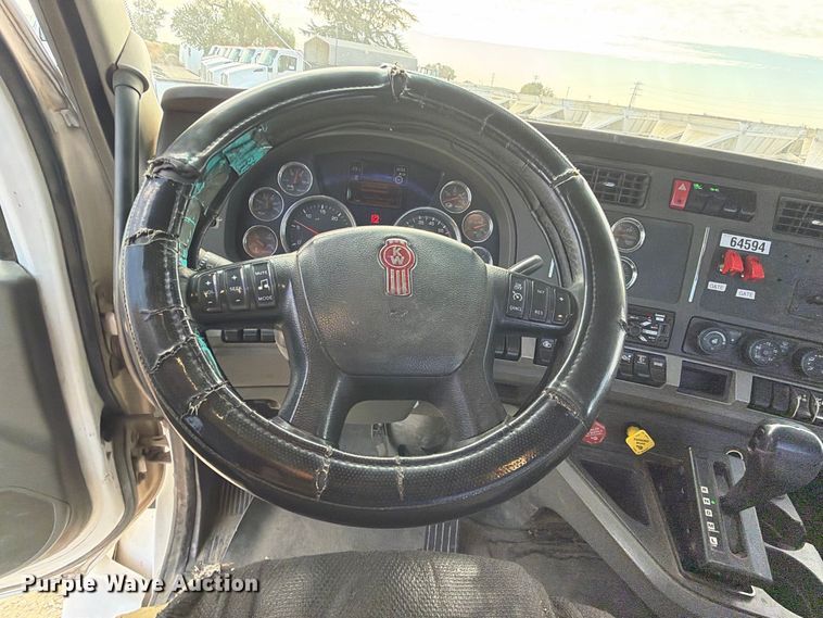 image for item EA0025 2015 Kenworth T680 semi truck