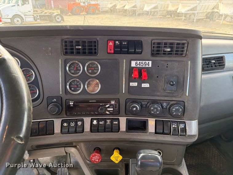 image for item EA0025 2015 Kenworth T680 semi truck