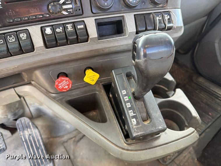 image for item EA0025 2015 Kenworth T680 semi truck