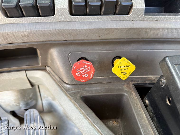 image for item EA0025 2015 Kenworth T680 semi truck