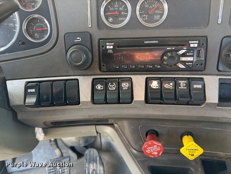 image for item EA0025 2015 Kenworth T680 semi truck