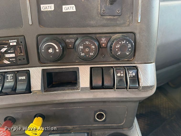 image for item EA0025 2015 Kenworth T680 semi truck