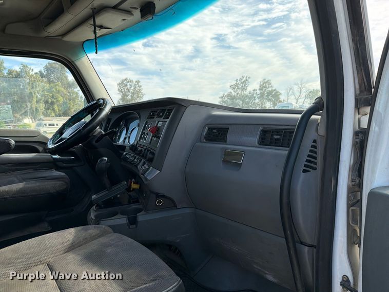 image for item EA0025 2015 Kenworth T680 semi truck