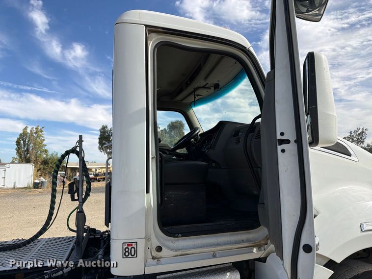 image for item EA0025 2015 Kenworth T680 semi truck