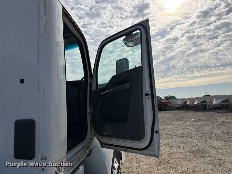 image for item EA0025 2015 Kenworth T680 semi truck