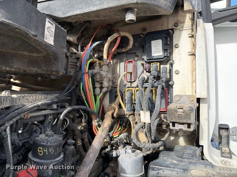 image for item EA0025 2015 Kenworth T680 semi truck